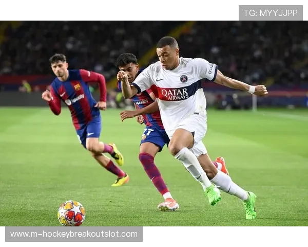 巴黎圣日耳曼球员与球迷亲密互动,共享社区活动欢乐时光 巴黎圣日耳曼球员与球迷亲密互动,共享社区活动欢乐时光