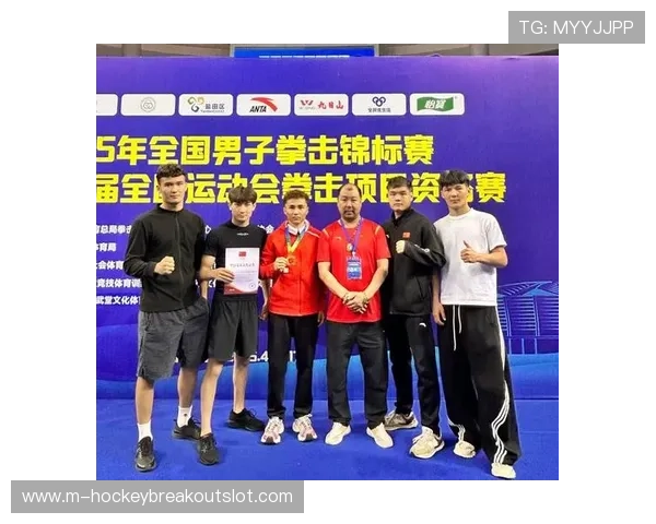 陕西拳击队新星哈斯铁尔全运会首秀惜败 教练称赞其顽强拼搏精神 陕西拳击队新星哈斯铁尔全运会首秀惜败 教练称赞其顽强拼搏精神