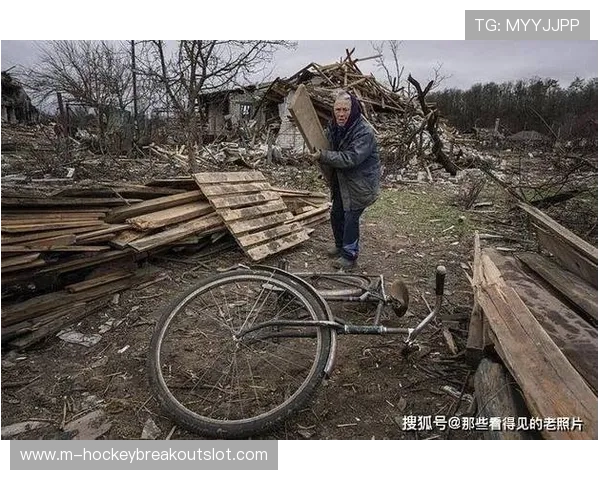 雅罗斯拉夫・阿莫索夫从战区炸毁房屋中寻回冠军金腰带 雅罗斯拉夫・阿莫索夫从战区炸毁房屋中寻回冠军金腰带