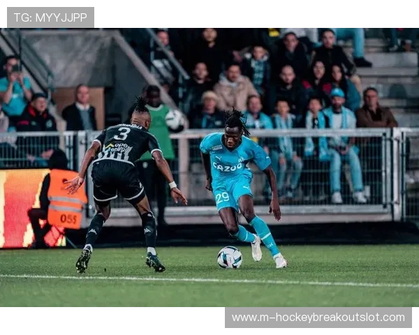 里尔1-0小胜布雷斯特，佩罗定位球制胜